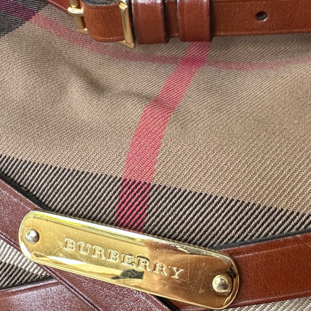 Timeless Classic: Burberry Vintage Check Bag (Made in Italy!) - Picture 7 of 13